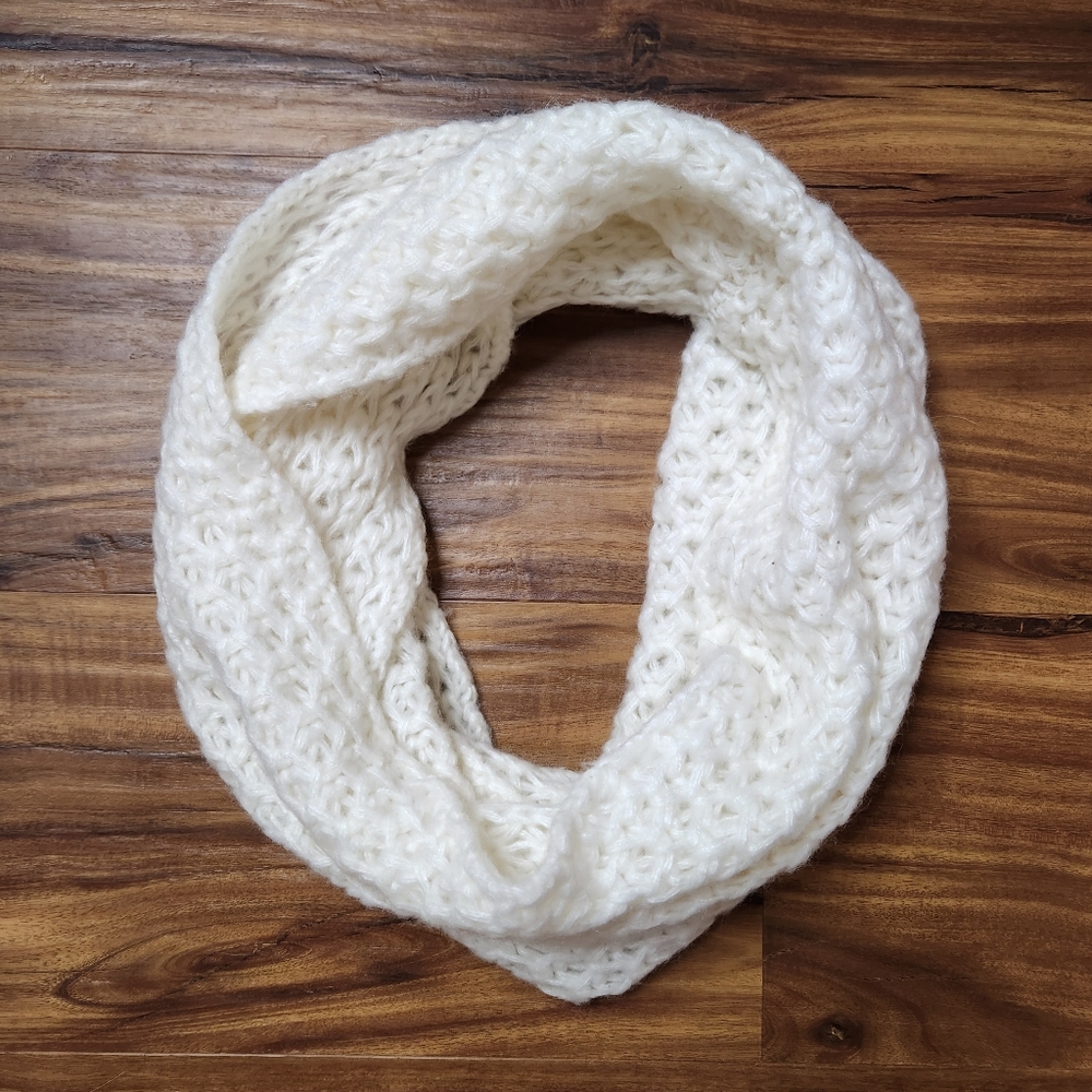 Aeropostale White Knit Circle Scarf